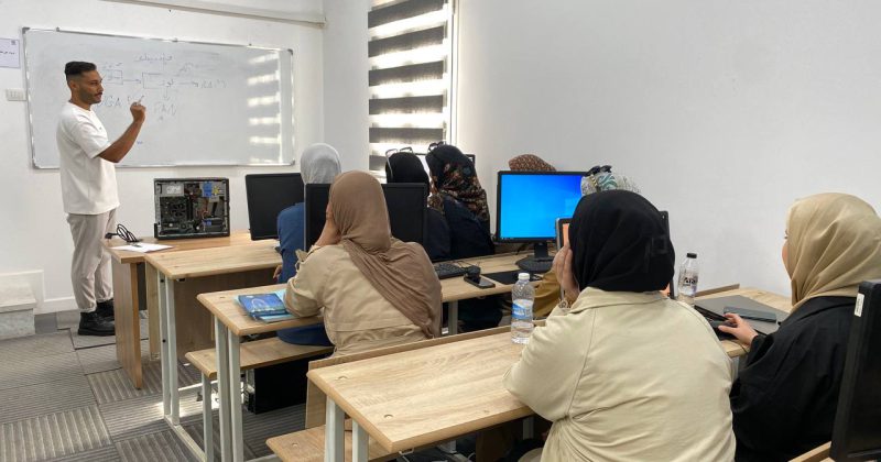 دورة مجانية لطلبة كلية تقنية المعلومات